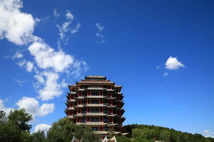 景区内山峦起伏,处处郁郁葱葱,是山西不可多得的绿色天地.