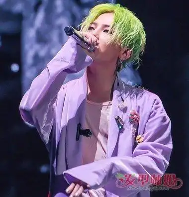 权志龙偏梳中短发发型