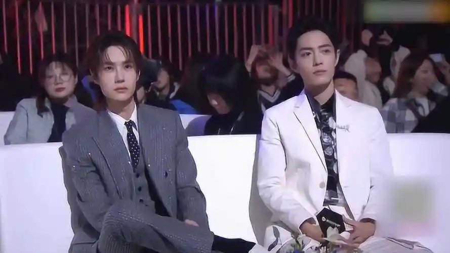 星光大赏肖战王一博再次同台合体陈情女孩集体花痴姨母笑