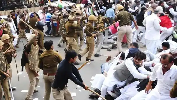 回顾棍棒底下出良民印度警察的硬核执法一言不合就拳脚相加