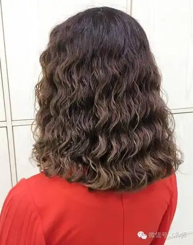 ▼▼发型师点击蓝字关注我们看美发学习视频