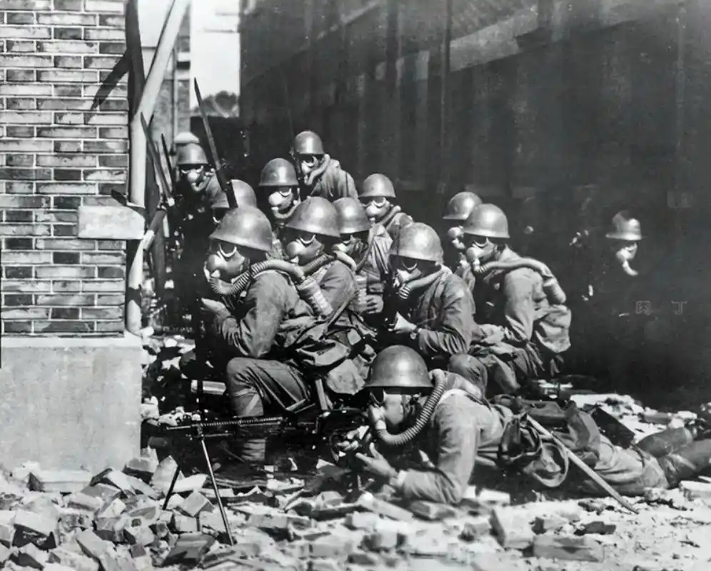 1937年,上海,淞沪会战打响,日军不惜使用一切手段要拿下日本,海军特别