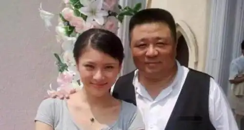 55岁"狄仁杰"梁冠华,低调娶女导演恩爱23年,如今很幸福