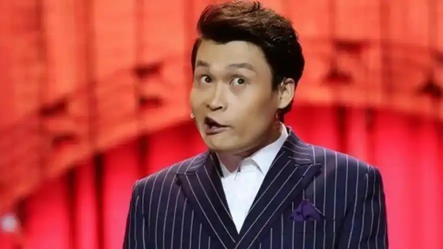 喜剧演员小沈龙内涵五月天,假唱割韭菜麦克不插电,粉丝自欺欺人