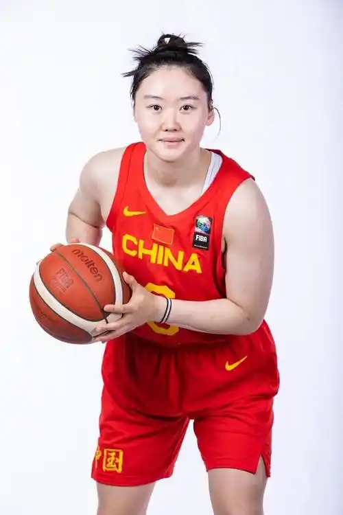 组图:女篮亚洲杯官方写真 李月汝秀可爱一面