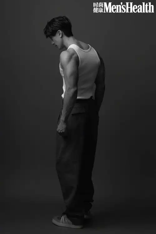 吴尊展现完美身材比例男神范儿十足