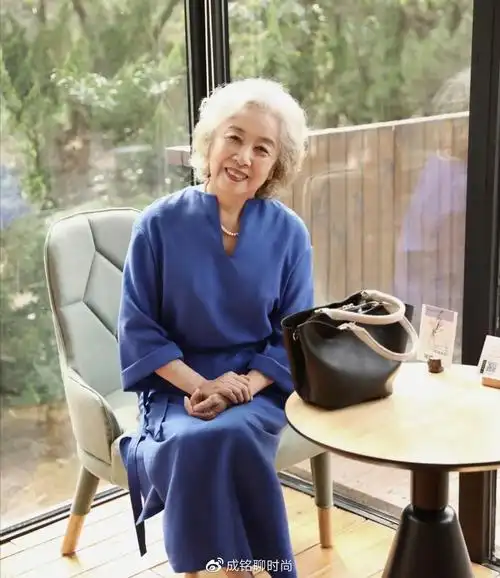 别说老年人不懂时尚看看这些奶奶的穿衣经真是越老越优雅