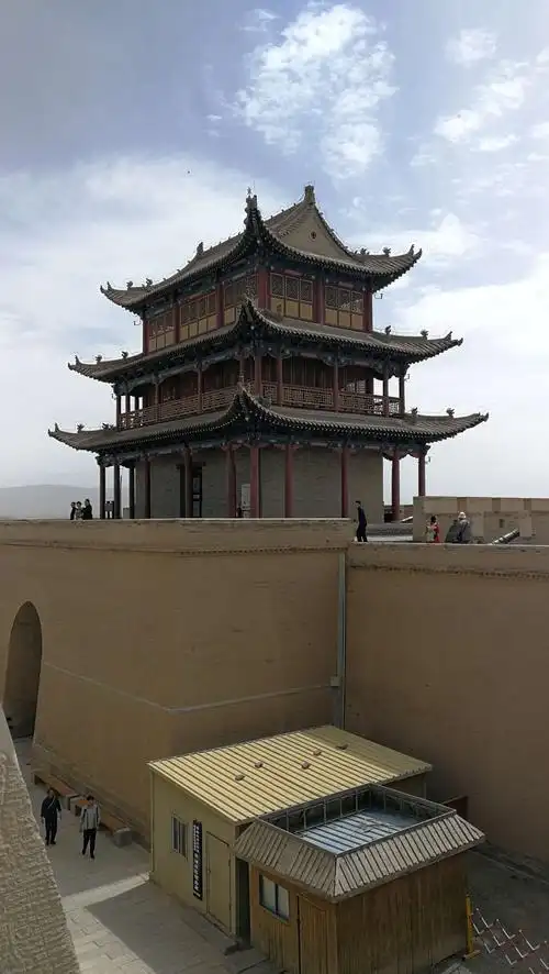 甘肃游 写美篇内层四楼有角楼,站在这里回望:光化楼,柔远楼,嘉峪关楼