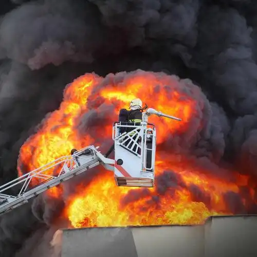 使用升降机救火的消防员