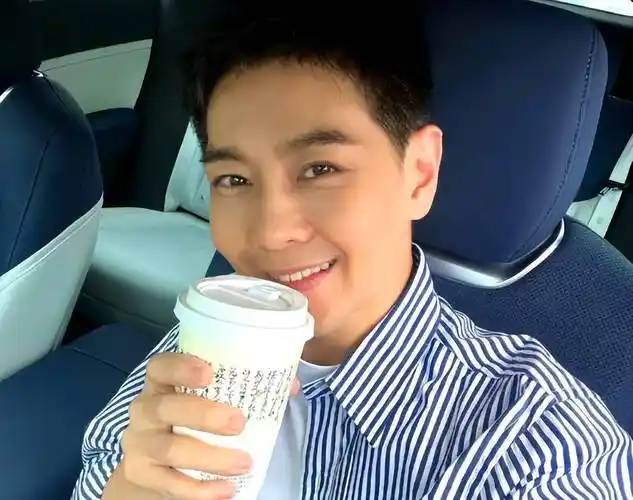 49岁林志颖近照判若两人!身材消瘦体重不过80,驼背留须显老