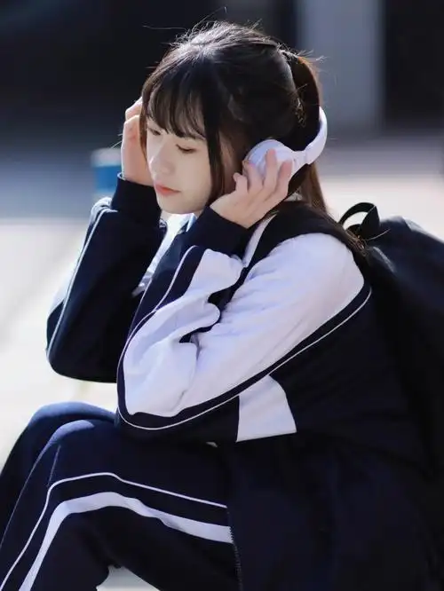 校服写真漂亮的是十八岁也是你