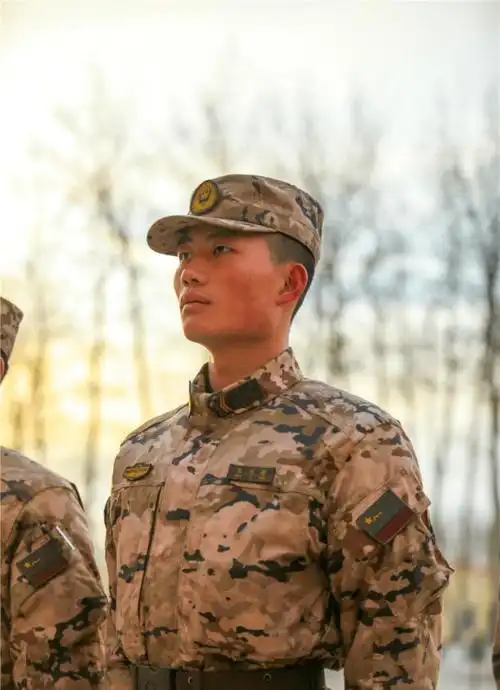 那些年我们穿过的武警迷彩服