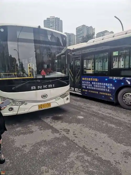 23路公交司机开着门在站台上睡大觉