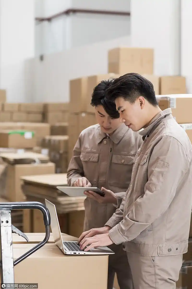 仓库管理员电脑查货物工厂人物