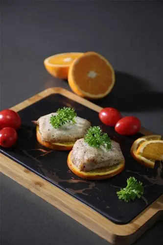 7,时间到,把做好的鸡胸肉拿出来,略微摆盘一下,生活也要有仪式感对不