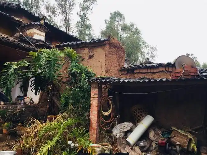 农村的土坯房,早已破旧不堪,进去之后发现不一样