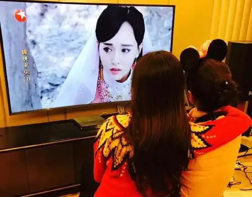 好姐妹美滋滋唐嫣吕一边吃美食边追剧