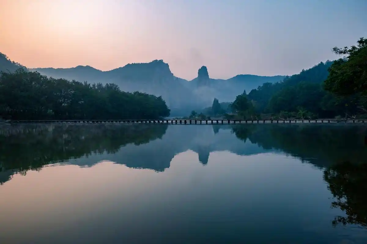 鼎湖峰,作为仙都风景名胜区的核心,犹如一颗灿烂的明珠,闪耀着独特的