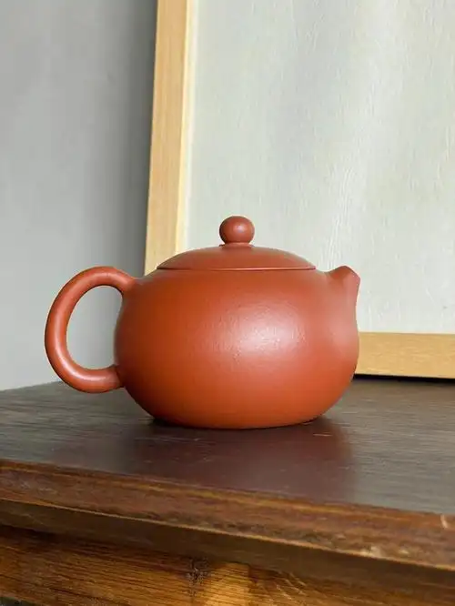 西施·小煤窑朱泥·200cc·9孔出水 壶内刻:蚕熟新丝后,茶香煮酒前.