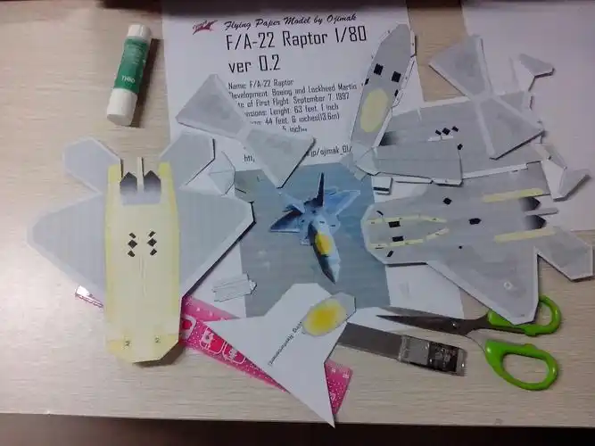 使用的是f22战斗机的模型图纸制作,是第一次尝试做这样的模型,还有