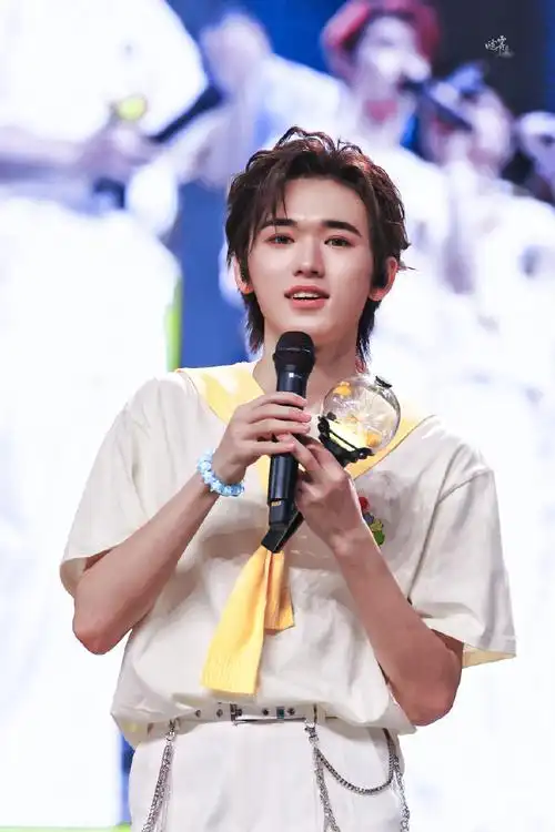 宋亚轩楼外楼演唱会##时代少年团叁重楼暨出道四周年演唱会##时代