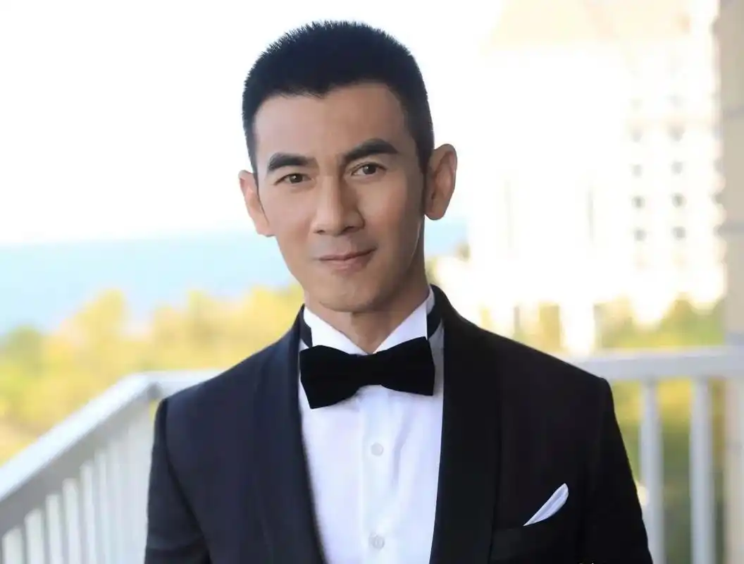 2004年,演员任天野接到大11岁继母的电话:天野,我怀了你爸的宝宝,他却