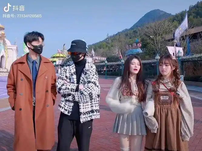 那个游乐园的地板也太滑了吧!苏玖草莓朵朵苏以澈_苏以澈_草莓_地板