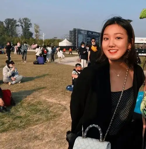 李静20岁女儿在国外真敢穿穿吊带参加毕业典礼欧式打扮太成熟