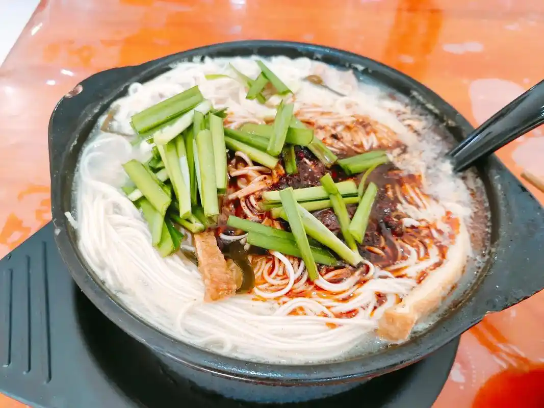 麻辣鲜香,骨汤浓郁,吃一口难忘的经典砂锅面#抖音图文来了 # - 抖音