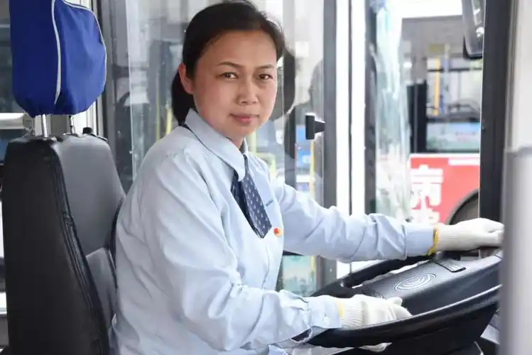 武汉闹市街头,公交女司机突然跑下车!行人纷纷点赞