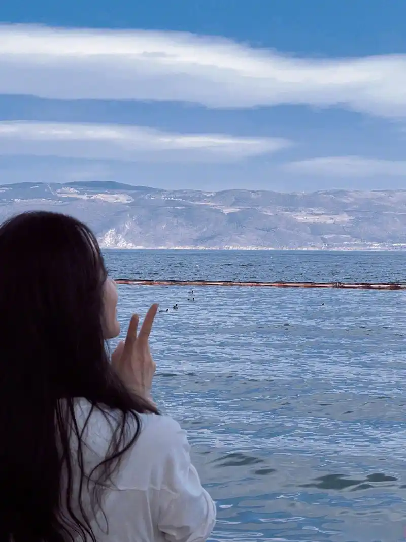 离婚绯闻后,大美娇妻刘诗诗上演背影杀,心情不错!