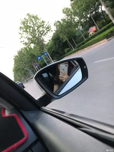降下车窗拍一下后视镜的自己.加上外面的景.哎呦美的很呀