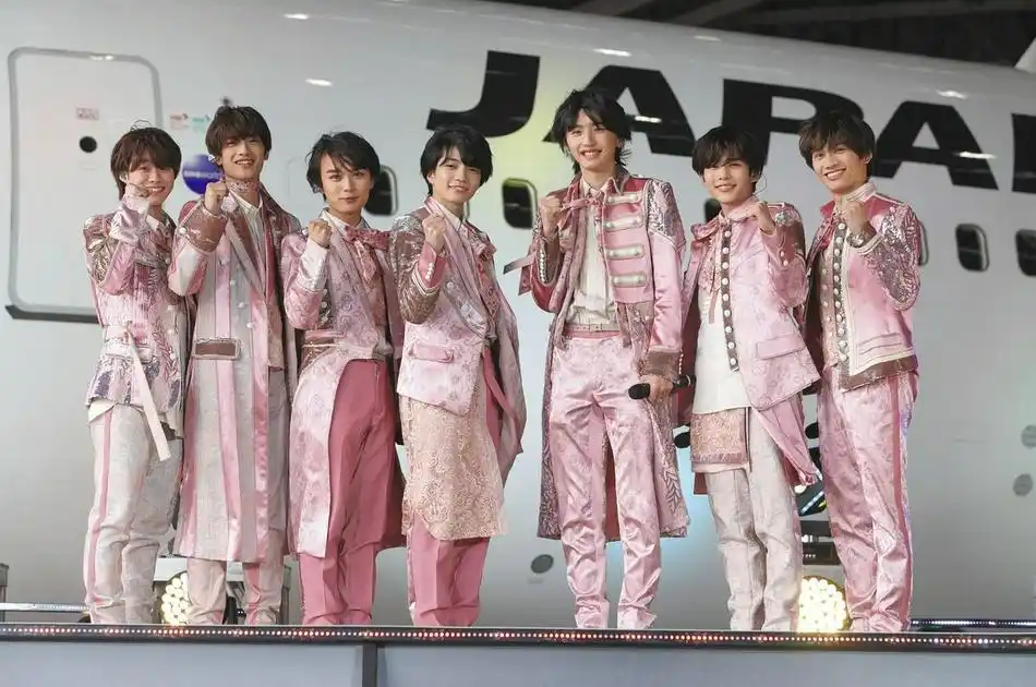 组图浪花男子今日正式出道乘专机降落羽田机场表演