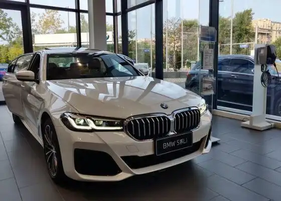 2021款宝马5系到店,白色涂装很精致,标配11色氛围灯 无线充电!