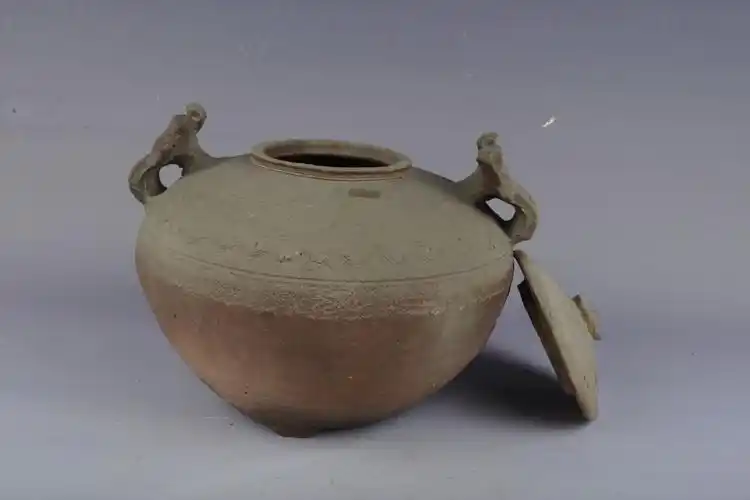 汉代青釉水波纹双耳瓷罐