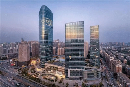 始于1978 以各地地标性高楼为赛道 与此同时   光谷新世界t1 立足城市