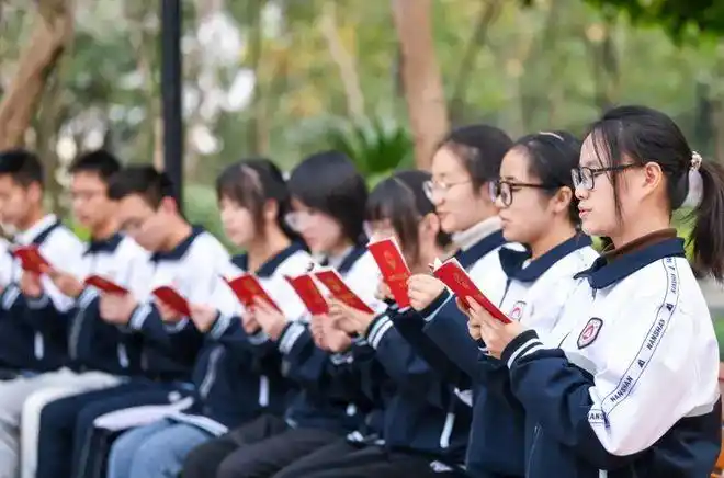 揭秘原来绵阳南山中学校服录取通知书都是学生自主设计的