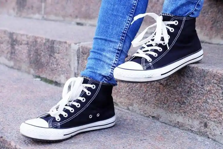 光脚穿匡威什么感觉时尚不羁随性自由连心态都年轻起来