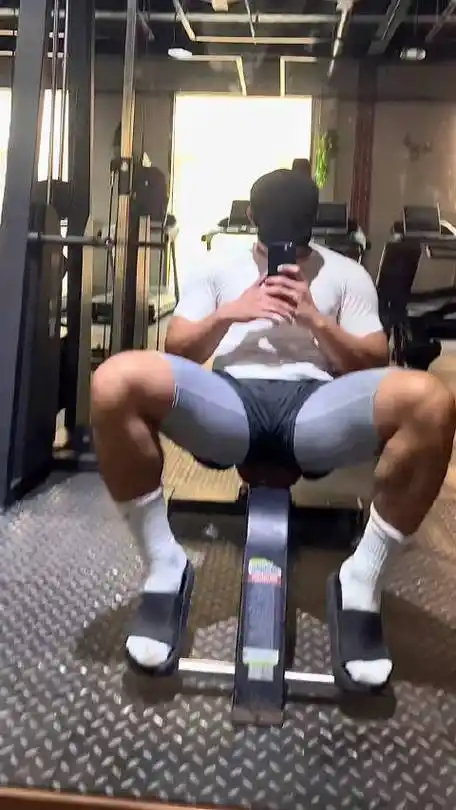 帅哥说来了健身房当然要自拍一下哦