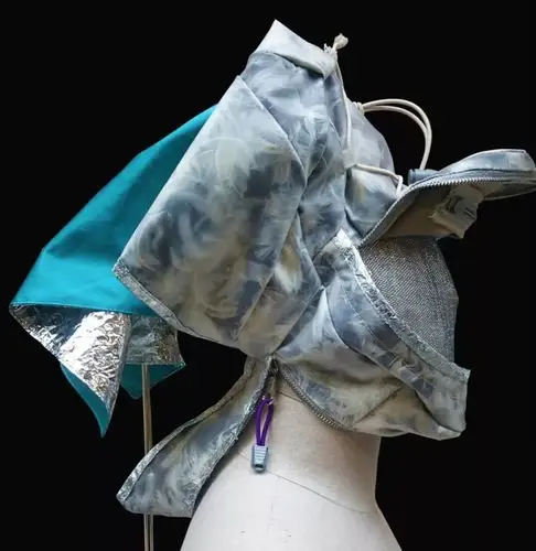 圣马丁设计师用杜邦纸,锡箔打造末日降落的科幻时装风!