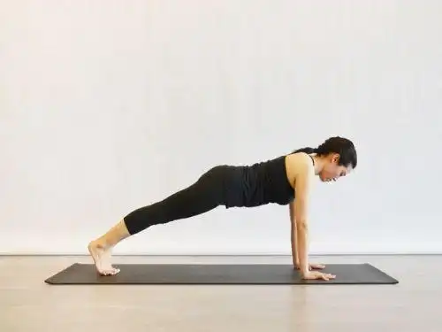 跟大师兄学瑜伽之翼状肩怎么调整 斜板支