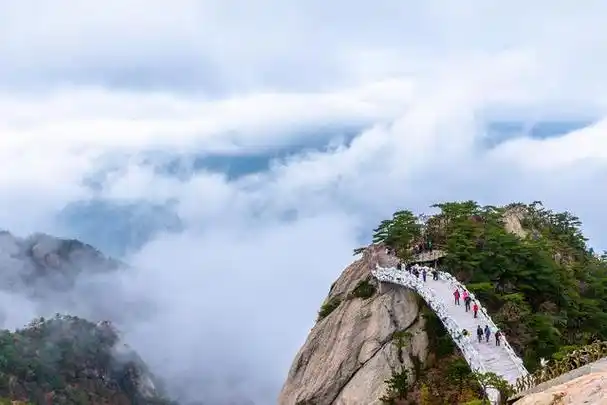 天堂寨位于中国安徽省六安市,是一处独具特色的旅游胜地,以其壮观的