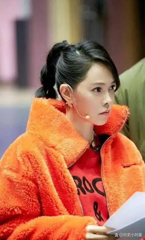 伊能静18岁照片被扒出,单眼皮蒜头鼻,和丈夫秦昊有夫妻相