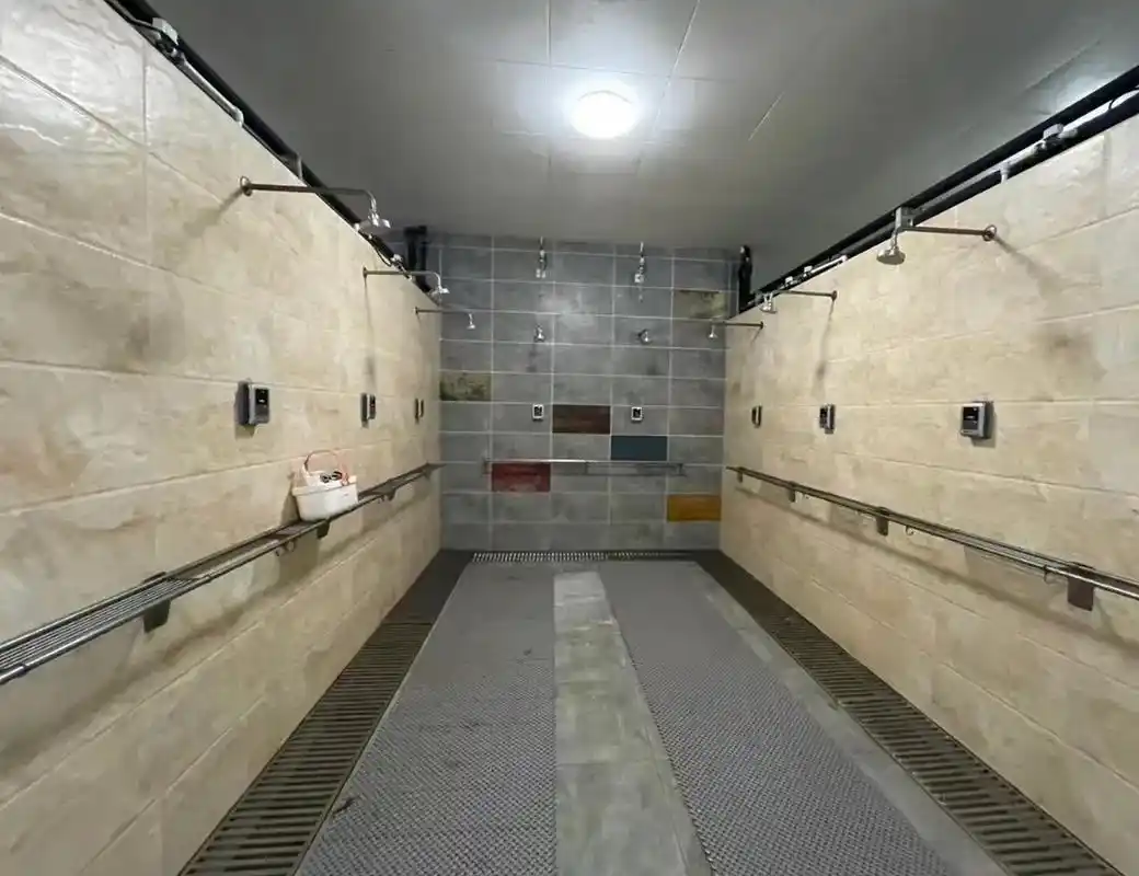 给南方孩子一点北方高校澡堂震撼  就是这样没有隔间[泪奔]  但其实