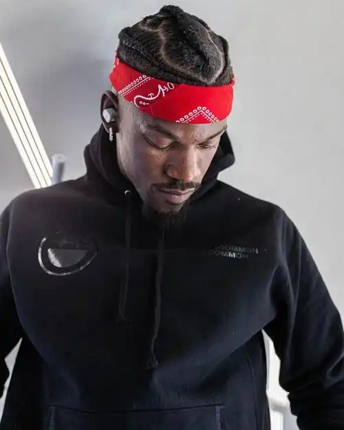 全新发型巴特勒晒专机上理发与前后对比照