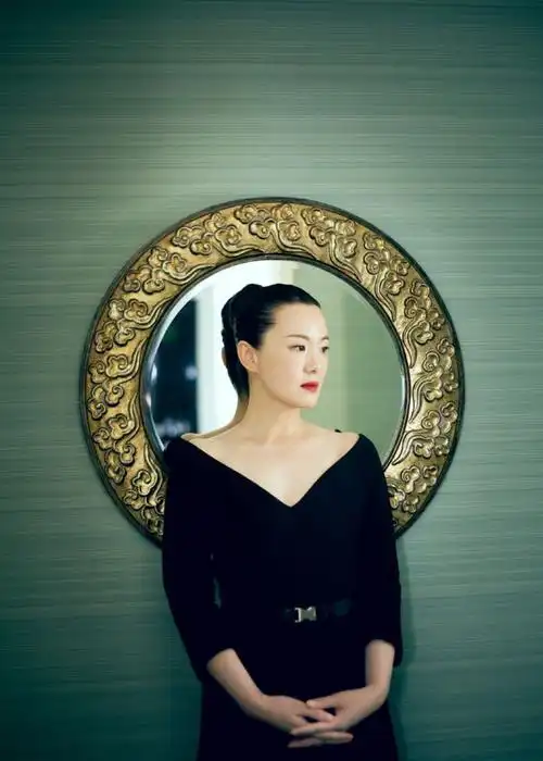 咏梅终于高调一回穿黑色连衣裙配百万珠宝亮相气质像极了贵妇