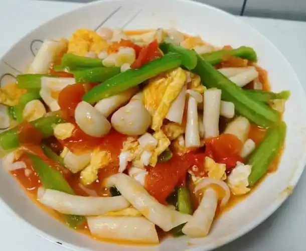 西红柿炒蘑菇成分:番茄,海鲜蘑菇,青椒,鸡蛋,大蒜,葱,盐,味精做法:1.