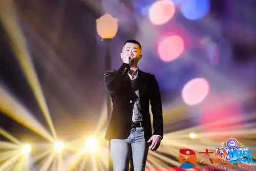 成名之后的大壮正式踏足娱乐圈,成为了中国内地流行乐男歌手,而且接连
