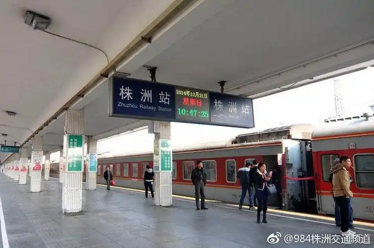 当天上午,记者在株洲火车站看到,前来乘车的旅客非常多,售票厅内,购票