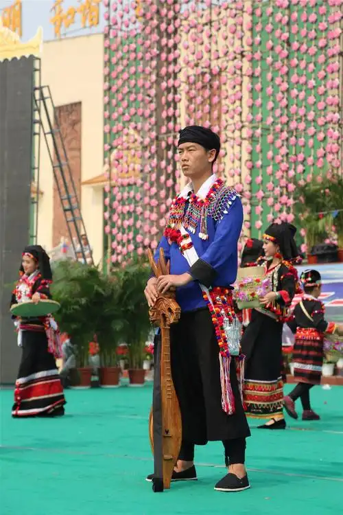 德昂族民族服饰